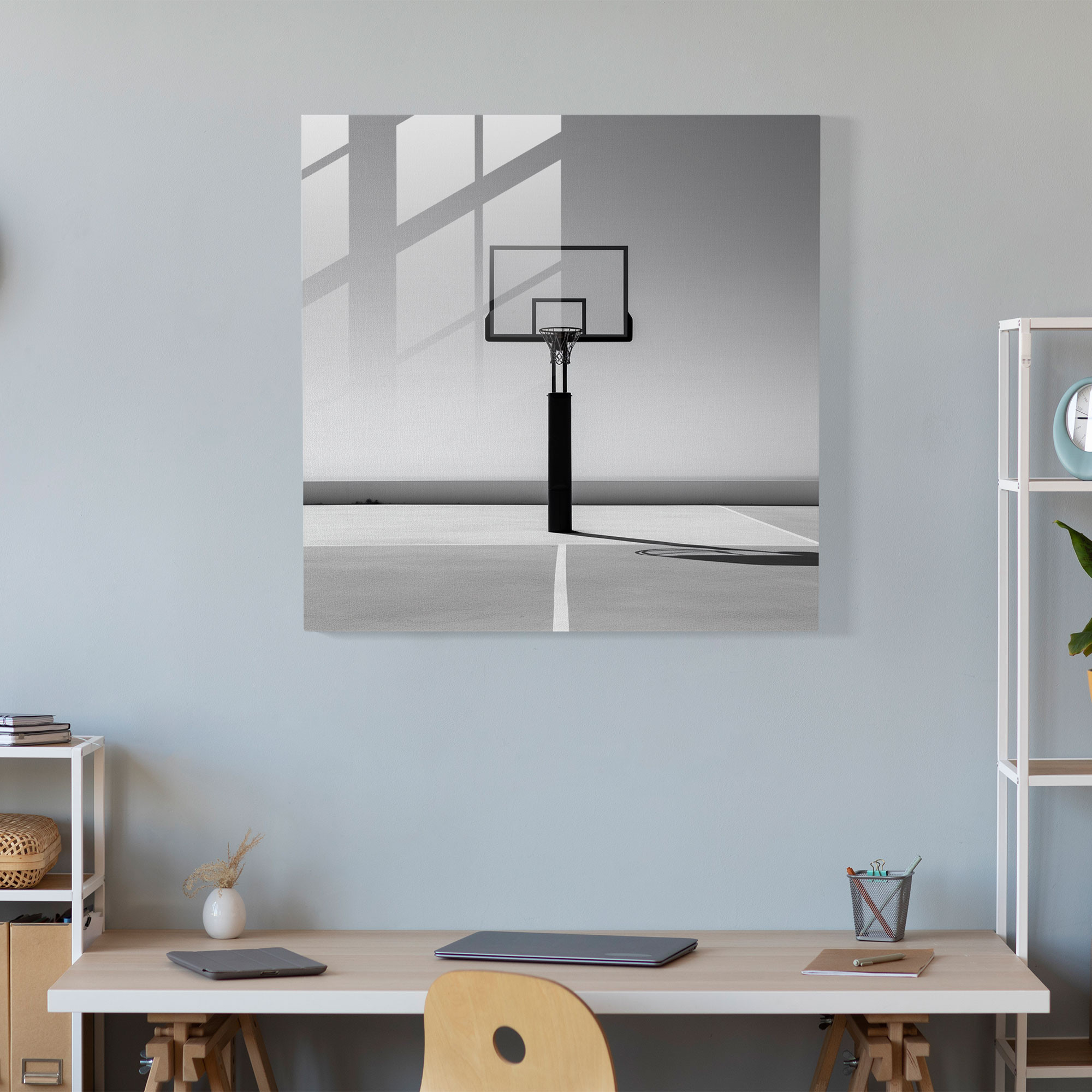 NBA Minimalistisches Schwarz-Weiß-Glasbild - Basketballkorb Wanddekoration