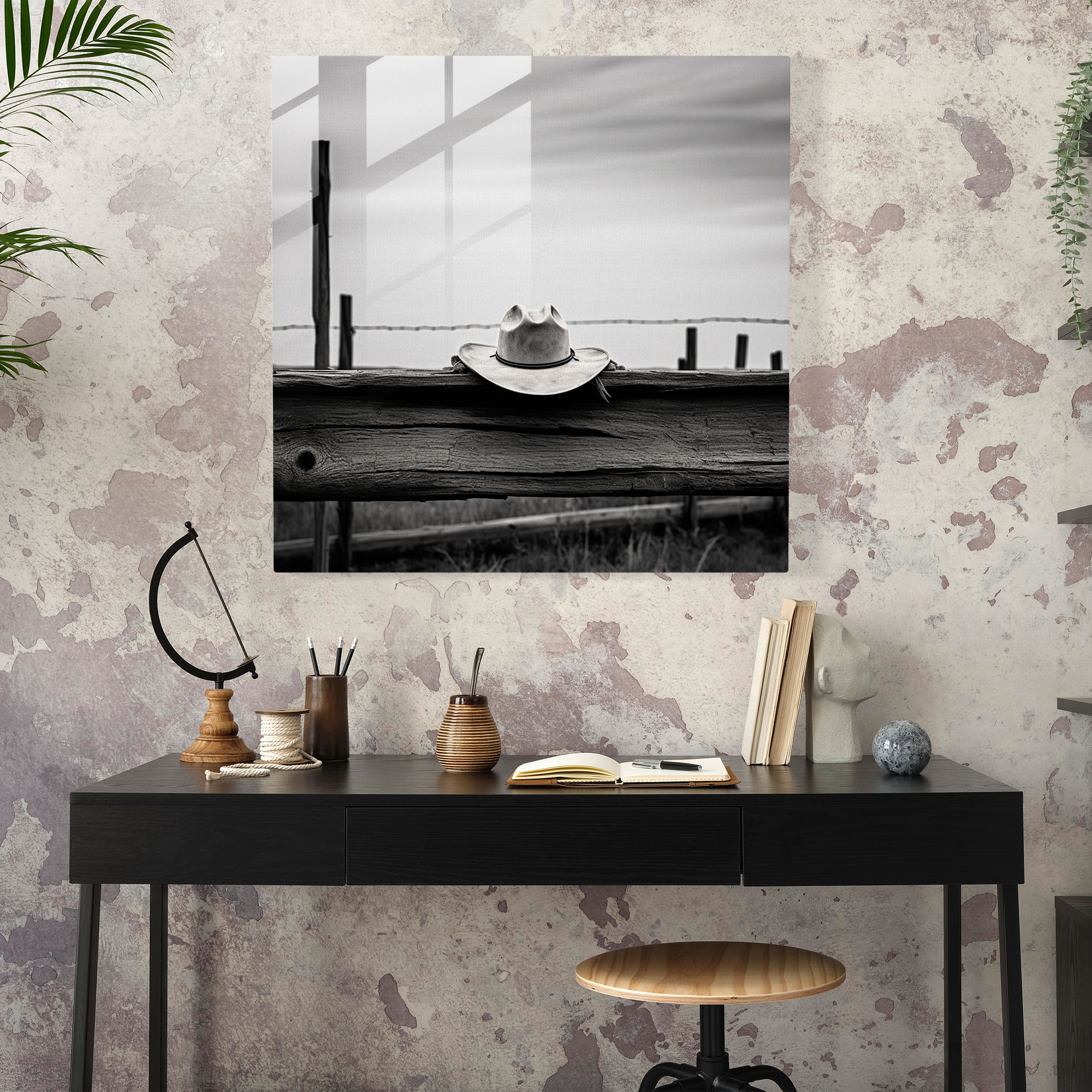 Glasbild mit dezenter Minimalismus: Cowboyhut auf verwittertem Zaun