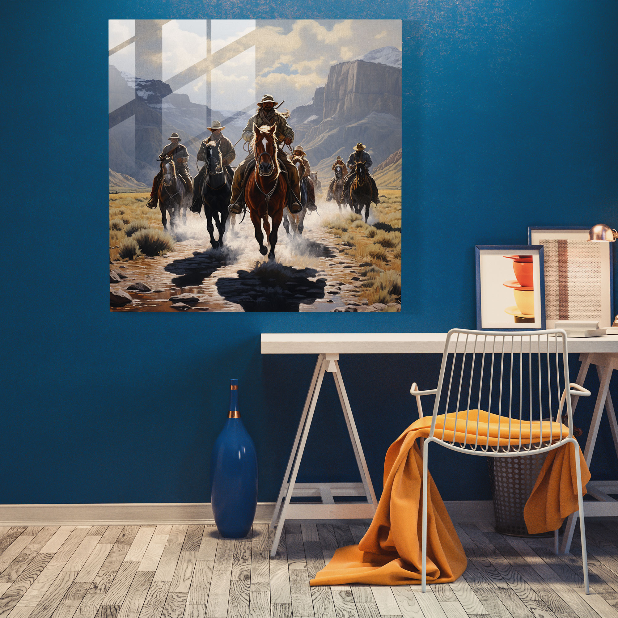 Faszinierendes Glasbild eines realistischen Ölgemäldes zeigt galoppierende Cowboys durch malerische Berglandschaft - Dekorative Glas Kunst