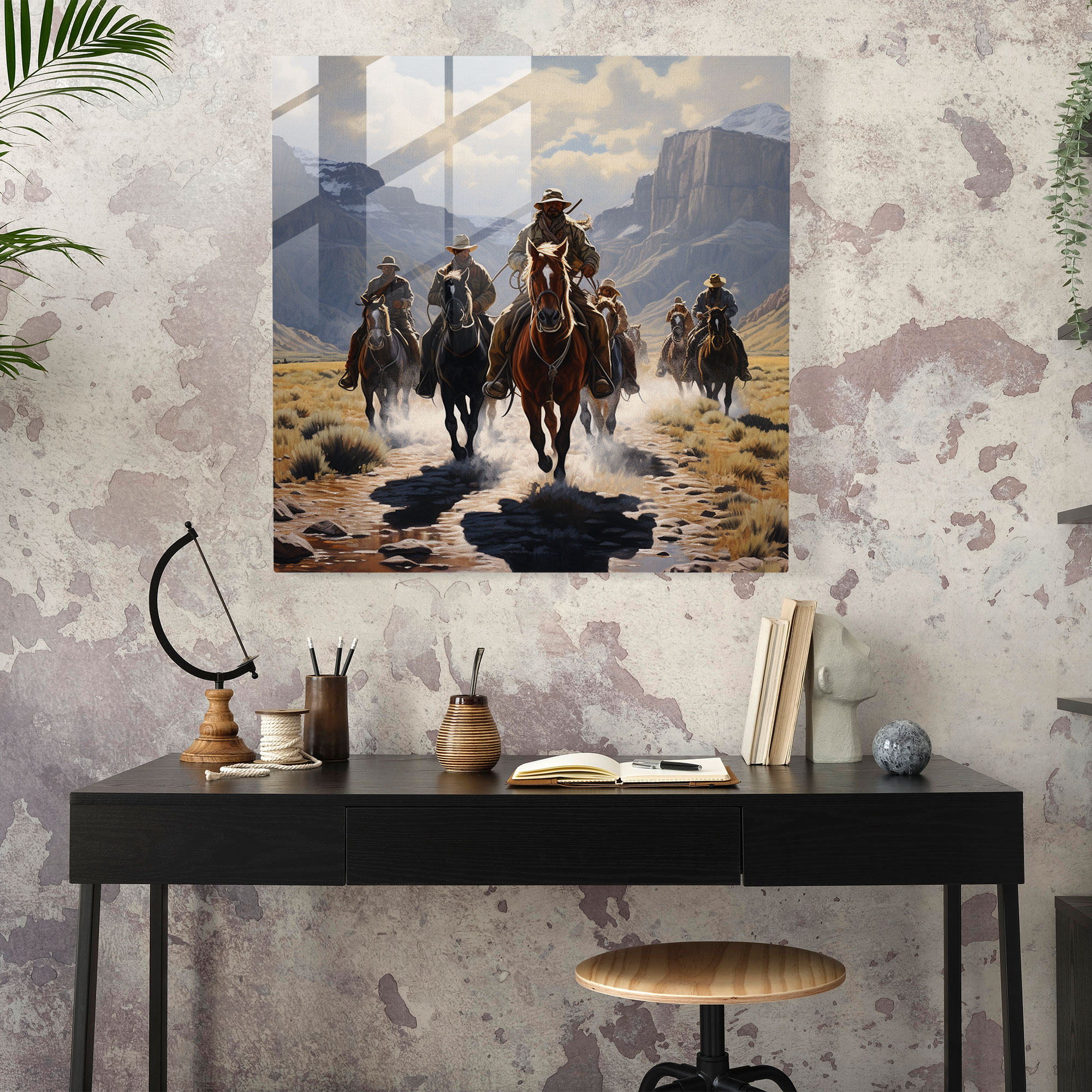 Faszinierendes Glasbild eines realistischen Ölgemäldes zeigt galoppierende Cowboys durch malerische Berglandschaft - Dekorative Glas Kunst